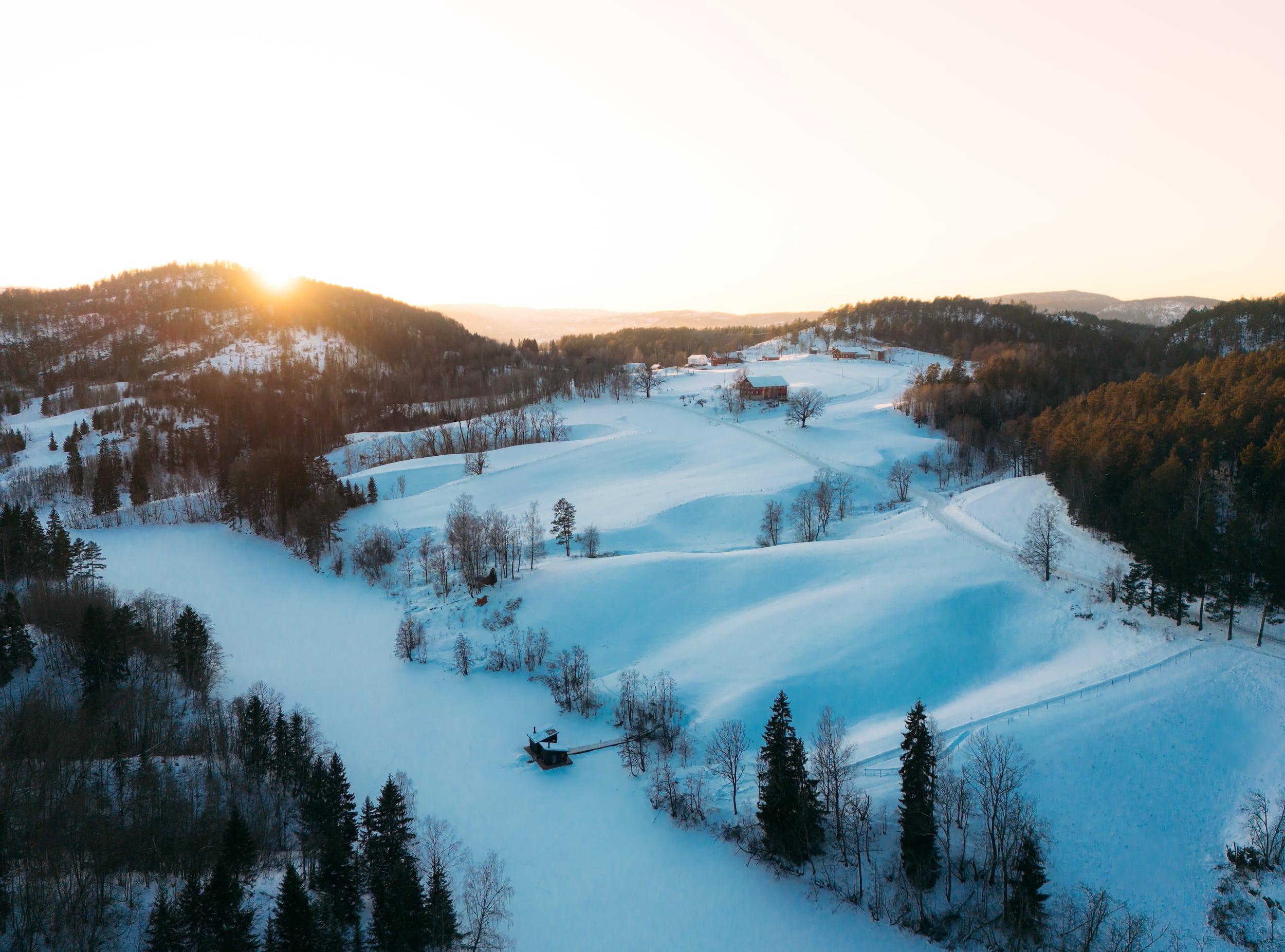 Dronebilde over vinterlandskapet ved Tveitanevja