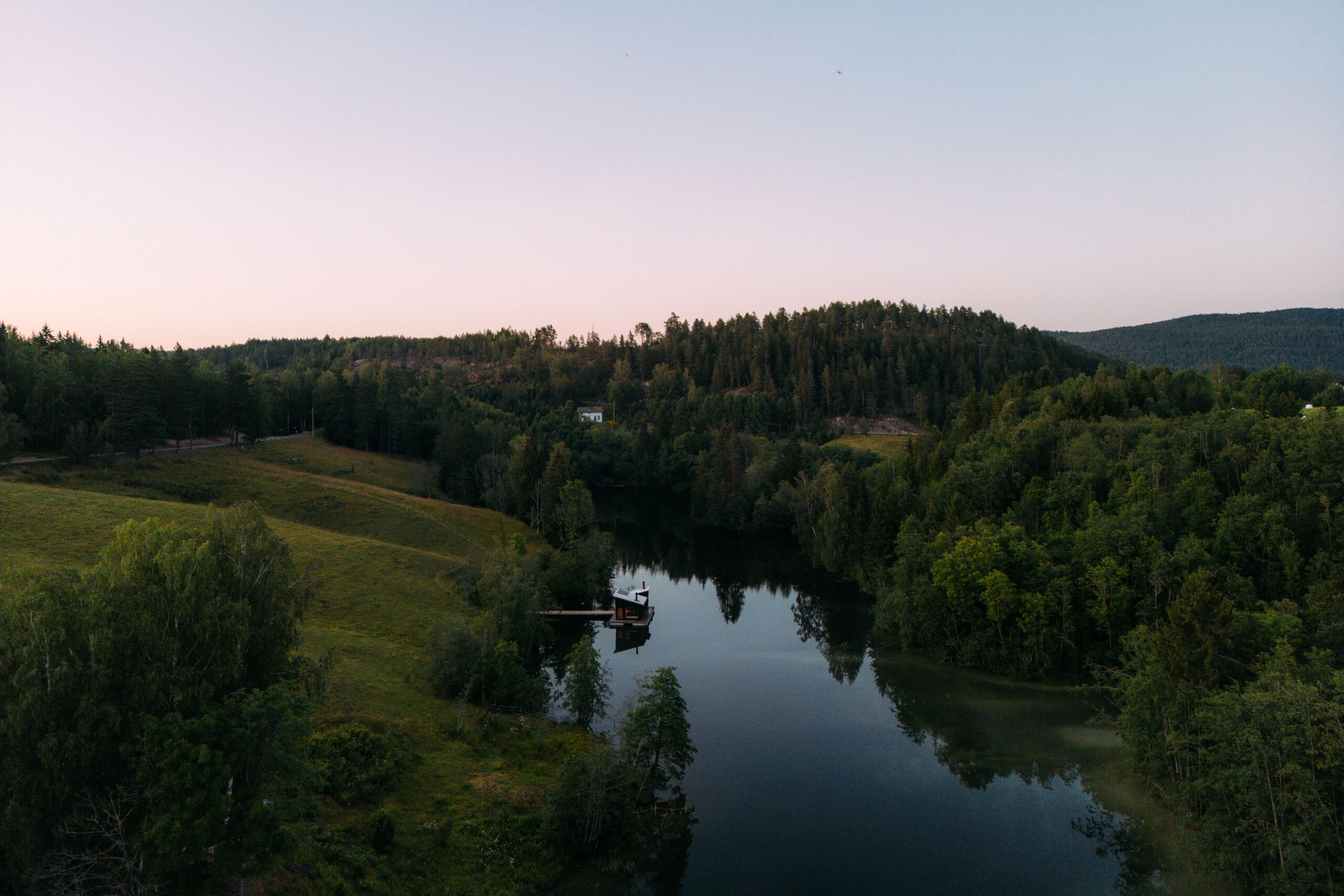 Dronebilde av Skogens rom Sauna i Tveitanevja en sommerkveld