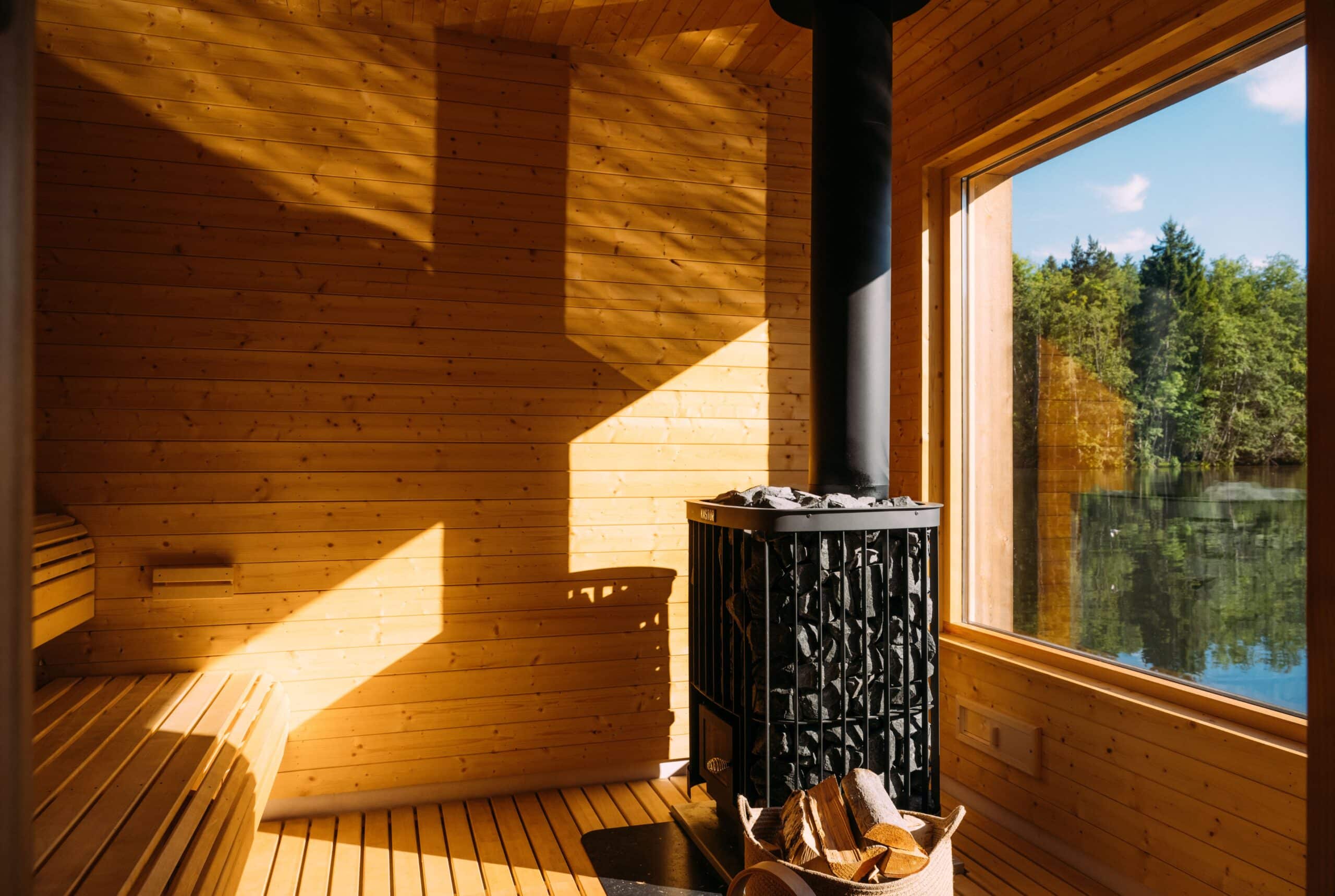 Interiør i Skogens rom Sauna badet i sollys.
