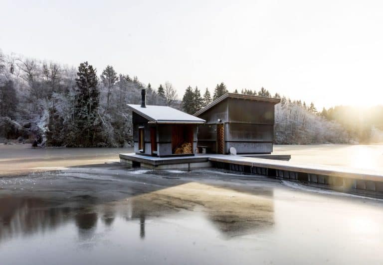 Flytende badstue frosset inne i isen med lave solstråler inn fra siden