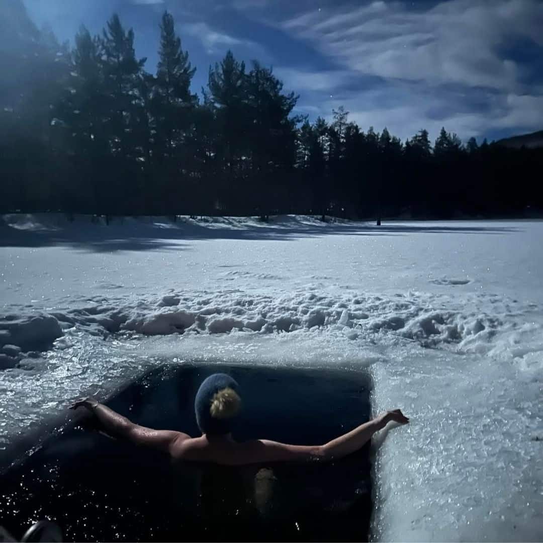 dame som isbader i månelys ved skogen